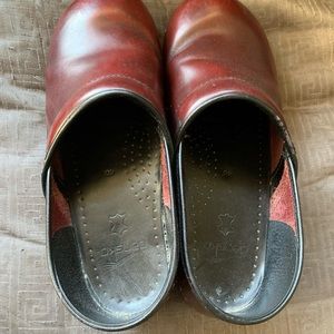 Dansko oilec oxblood size 40 clogs